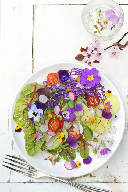 Salad with edible flowers (vegan)