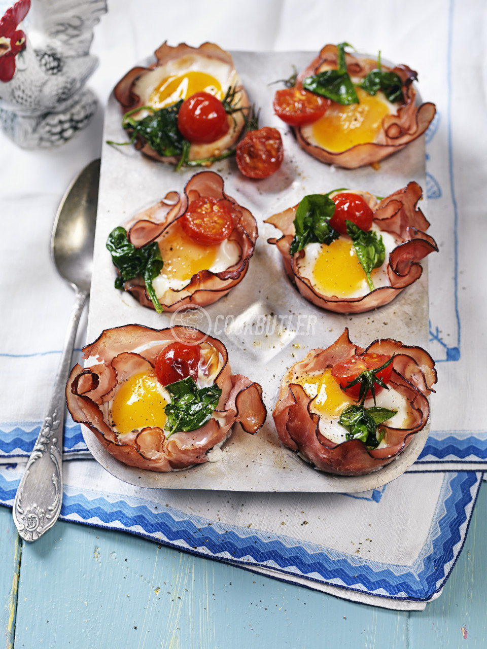 Easter eggs baked in ham with spinach and tomato | preview