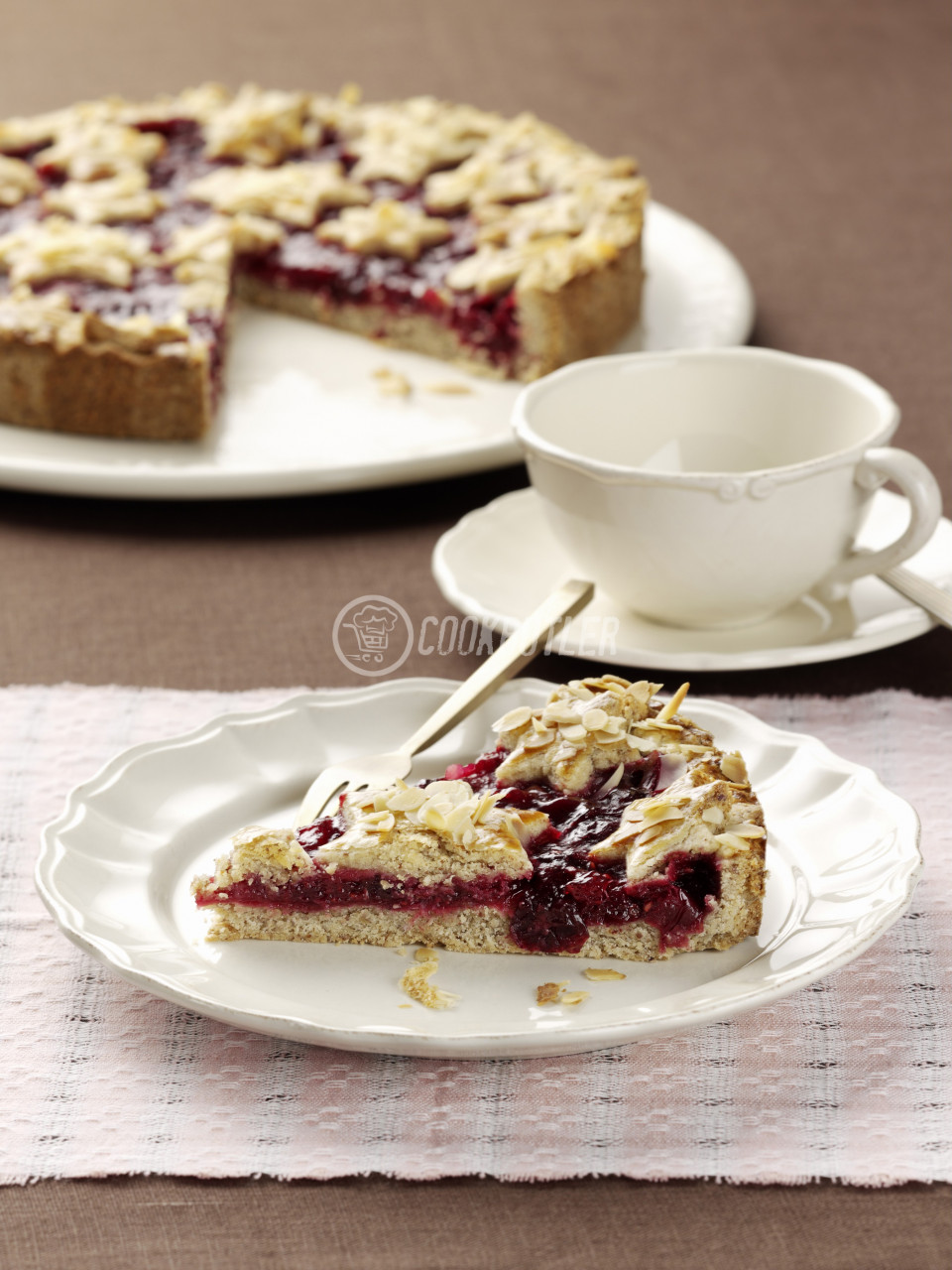 Weihnachtliche Linzer Torte mit Haselnussboden und Cranberries | preview