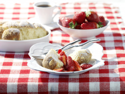 Buchteln mit gezuckerten Erdbeeren