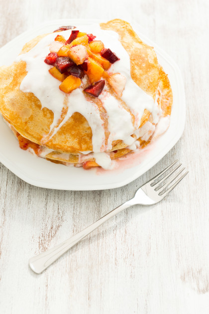 Pfannkuchen mit cremigem Joghurt und gebratenen Äpfeln und Pfirsichen