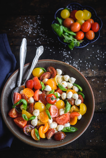 Caprese: Tomaten-Mozzarella-Salat mit frischem Basilikum