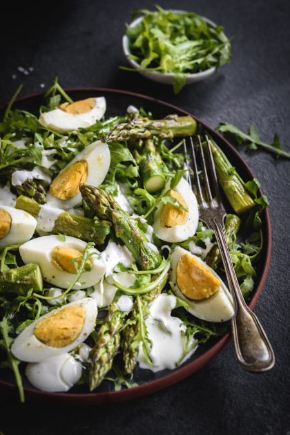 Gegrillter Spargelsalat mit Rucola und Ei