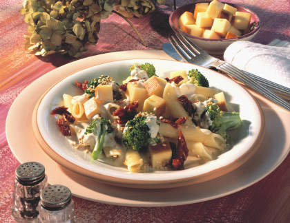 Brokkoli-Käsesalat mit Nudeln und Sesam-Dressing