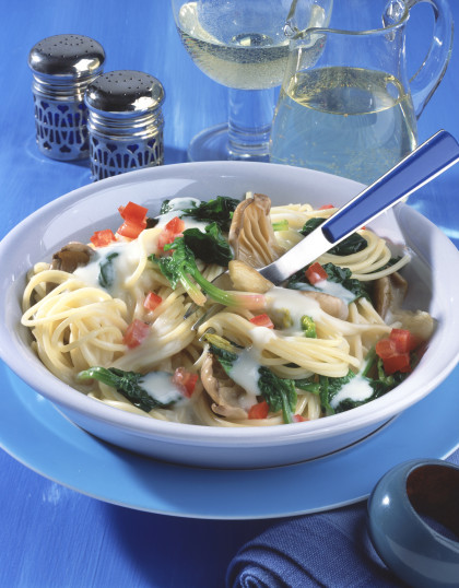 Spaghetti mit Spinat, Austernpilzen und Käsesauce