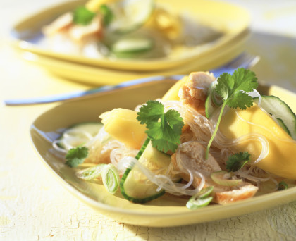 Glasnudelsalat mit Hähnchenfleisch und Mango